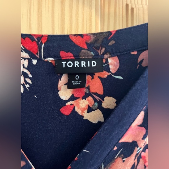 Torrid Women’s Navy Blue Flowered Blouse Size 0 - Picture 5 of 8
